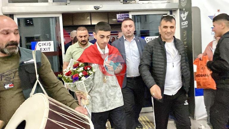 Poyezdda kelayotgan chempionni hayajon bilan kutib oling