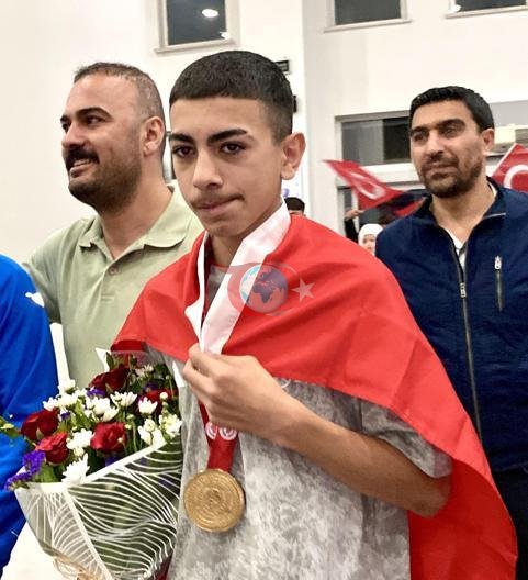Poyezdda yetib kelgan chempionni hayajon bilan kutib olish