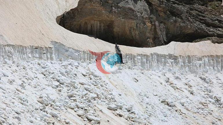 Betmendagi hayratlanarli ko'rinish Yozning o'rtalarida qor bilan kurash