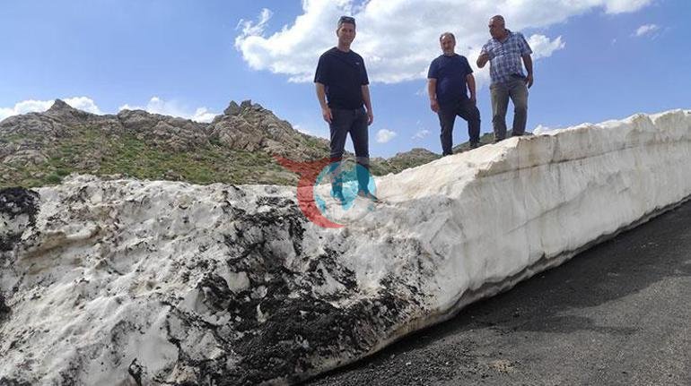 Betmendagi hayratlanarli ko'rinish Yozning o'rtalarida qor bilan kurash