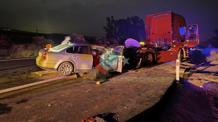 Adana'da Feci Trafik Kazası: Emniyet Şeridindeki Tıra Çarpan Otomobildeki 2 Kişi Hayatını Kaybetti