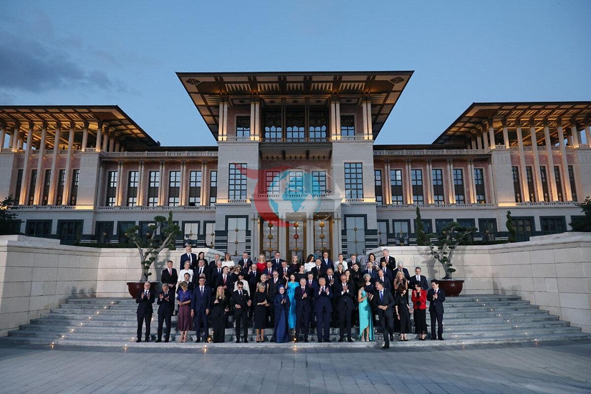 Prezident Rəcəb Tayyib Ərdoğan və xanımı Əminə Ərdoğan tərəfindən NATO-nun 36-cı Dövlət və Hökumət Başçıları Zirvə Toplantısında iştirak etmək üçün Ankarada səfərdə olan dövlət və hökumət başçıları və onların həyat yoldaşlarının şərəfinə Prezident Kompleksində ziyafət və rəsmi nahar verilib.
