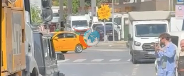 Meşhur aşpez Danilonyň şatlygy gysga boldy!
<h2> Danilo Zanna zyýanly pursatyny jübi telefony bilen ýazga aldy </h2>
<p> Awariýanyň sarsgyny ýeňen meşhur aşpez ulagyndan düşdi we jübi telefonynyň kamerasy bilen kaşaň jipine ýetirilen zyýany sekuntda ýazga aldy. Danilo Zannanyň heläkçilikden bir hepde öň täze awtoulagyny alanda sosial media hasabynda şatlykly ýazgysy yzarlaýanlaryň ünsüni özüne çekdi. Bu betbagtçylykly waka meşhur aşpez we muşdaklaryny gynandyrdy. </p>
<p> <img src = 