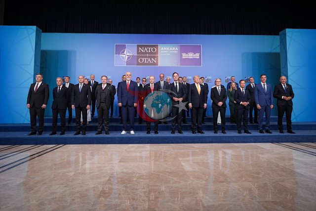 Tarixi NATO Zirvəsində çəkilmiş ailə şəkli! Prezident Ərdoğandan flaş mesajlar - Şəkil: 0