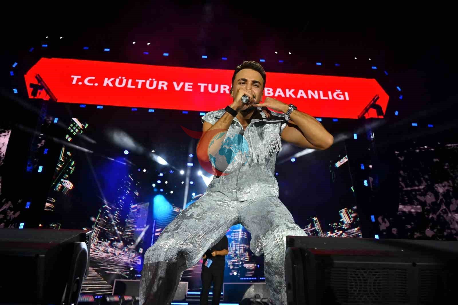 Sakarya Kültür Yolu Festivali'nde Sefo Rüzgarı: Millet Bahçesi'nde Tarihi Kalabalık