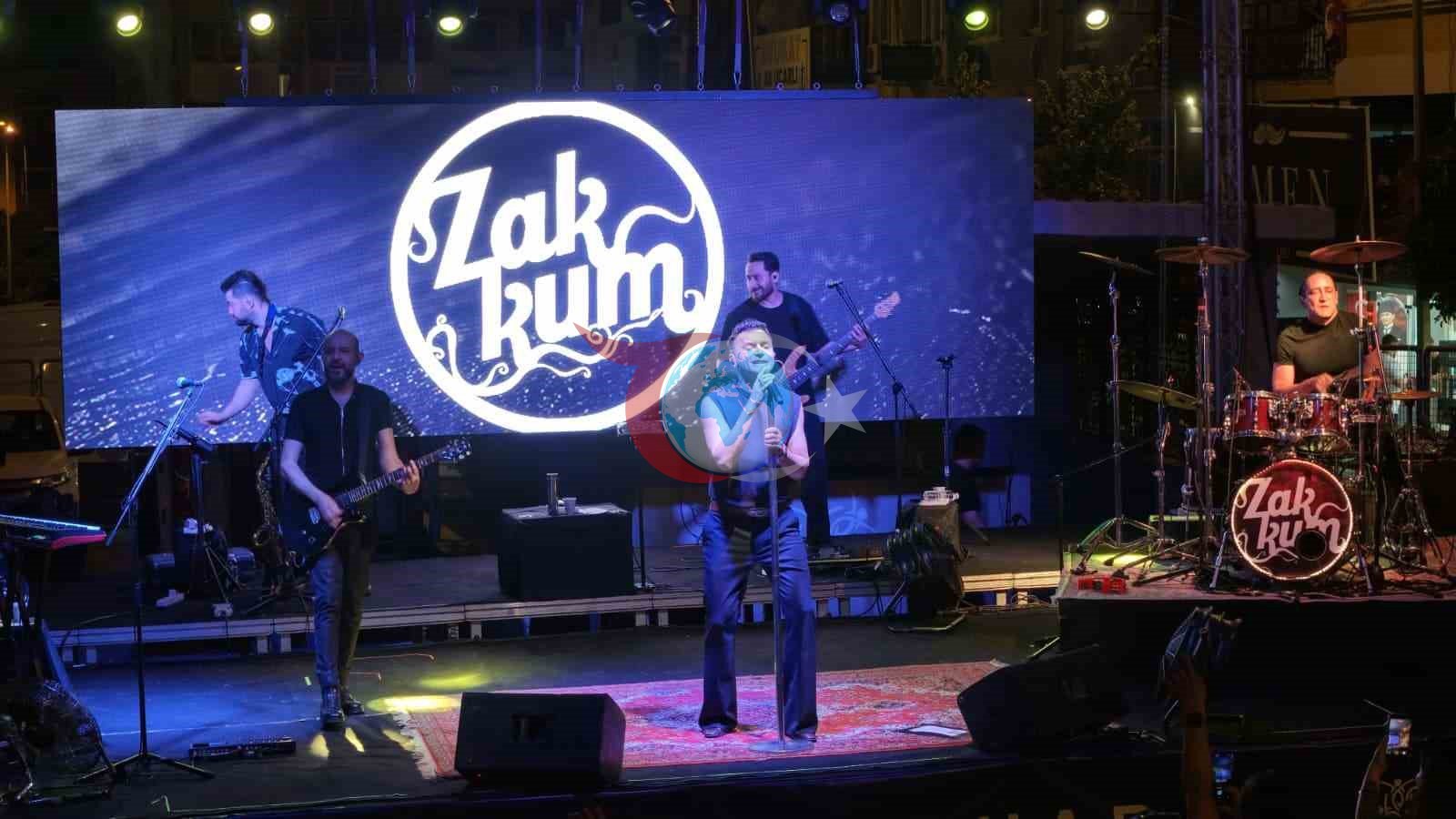 Nazilli'de Rock Rüzgarı: Zakkum Konseriyle Unutulmaz Yaz Akşamı