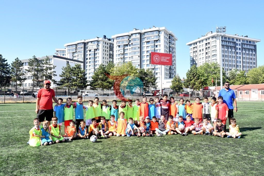 Eskişehir'de Geleceğin Yıldızları GSB Spor Okulları'nda Yetişiyor: Abdurrahman Temel Sahası'nda Futbol Heyecanı