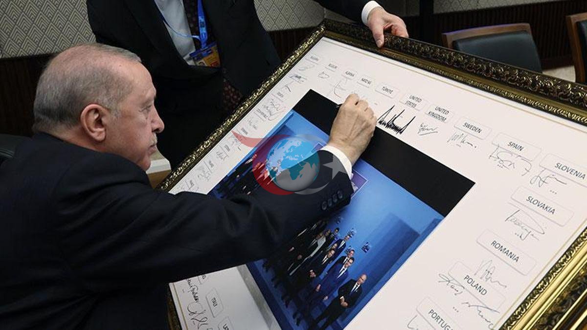 НАТО саммитіндегі президент Ердоғанның тарихи қолтаңбасы: Анкарадағы алып саммит суретпен мәңгілікке қалды.