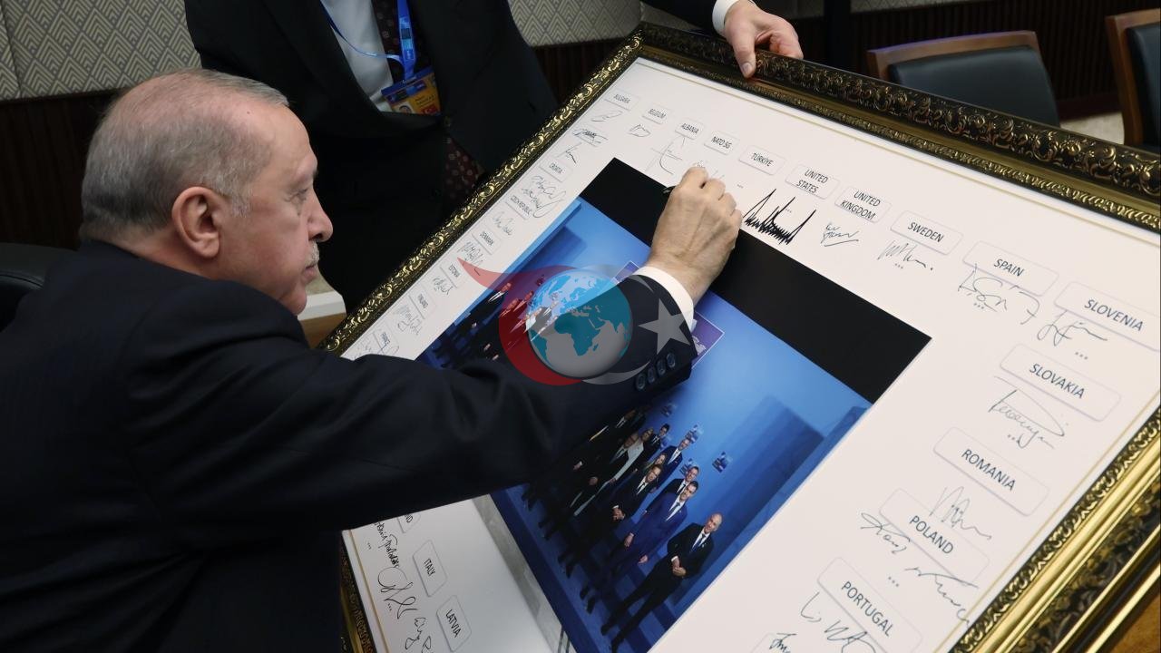 NATO Zirvesi'nde Tarihi Anlar: Liderler Aile Fotoğrafını İmzaladı