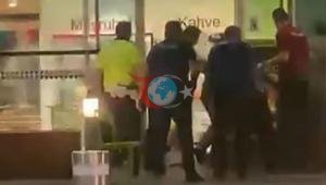 İzmirde havalimanında dehşet anları İki bıçakla 4 polisi yaraladı