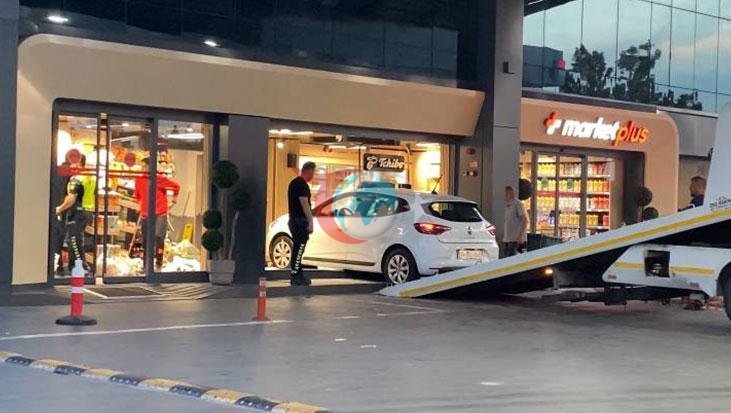 Bağcılar'da Akılalmaz Kaza: Otomobiliyle Akaryakıt İstasyonunun Marketine Daldı!