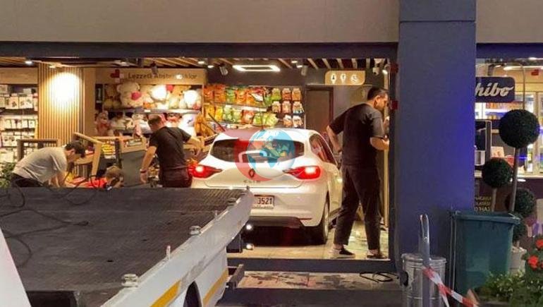 Bağcılarda akılalmaz kaza Otomobille akaryakıt istasyonu marketine daldı