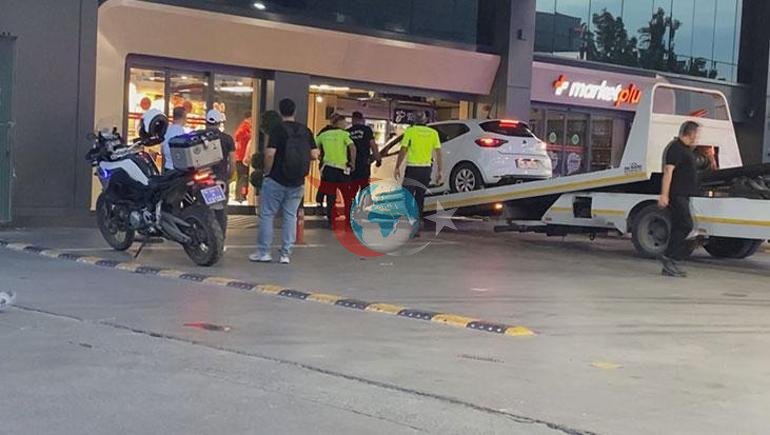 Bağcılarda akılalmaz kaza Otomobille akaryakıt istasyonu marketine daldı