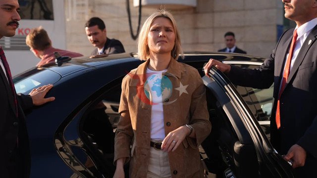 Külliye'ye bakışları gündem olmuştu! Genç başbakan ülkesine uğurlandı - Resim: 0
