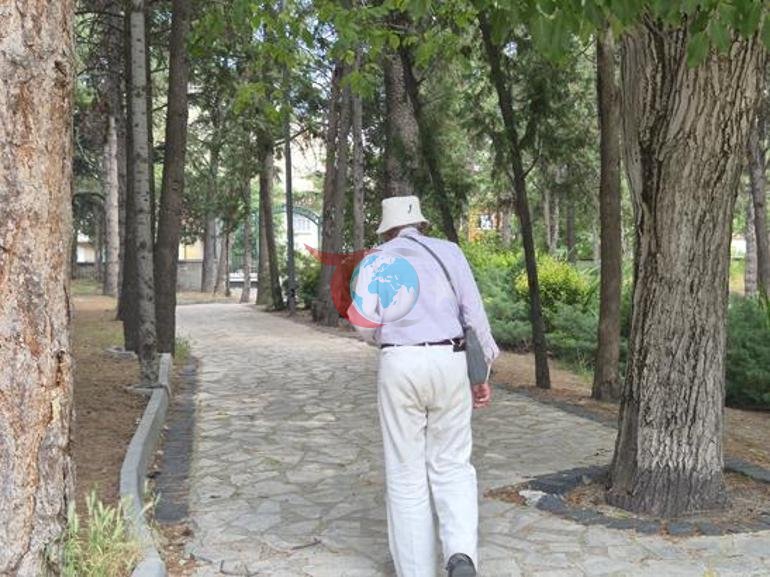 76 yaşında teknolojiye sırt çevirdi Evine ne televizyon ne de telefon soktu Tek bir dostu var