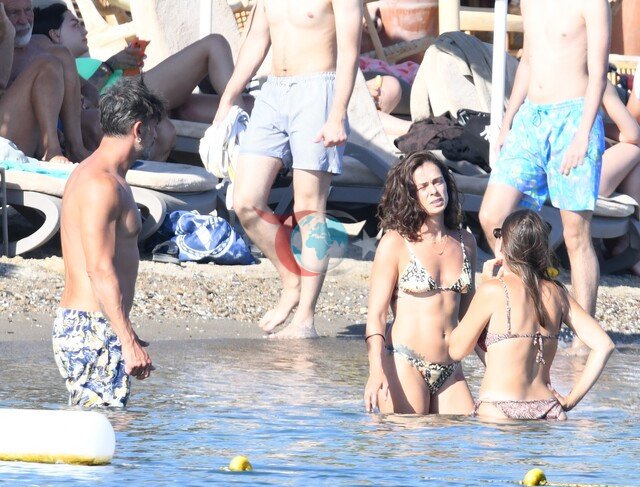 Özge Özpirinçci dənizdə qarın rəqsi etdi