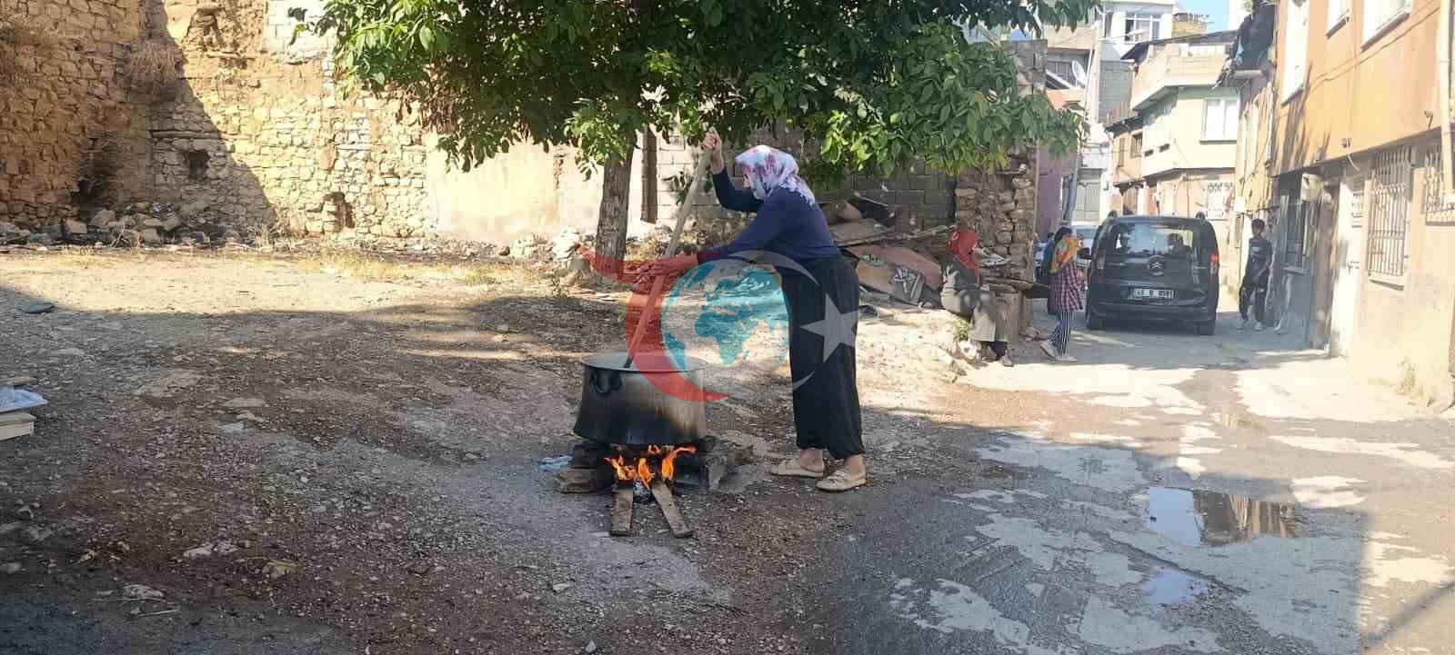 Kahramanmaraş’ta İmece Usulü Aşure Geleneği: Şehit Evliya Mahallesi Kazan Başında Buluştu
