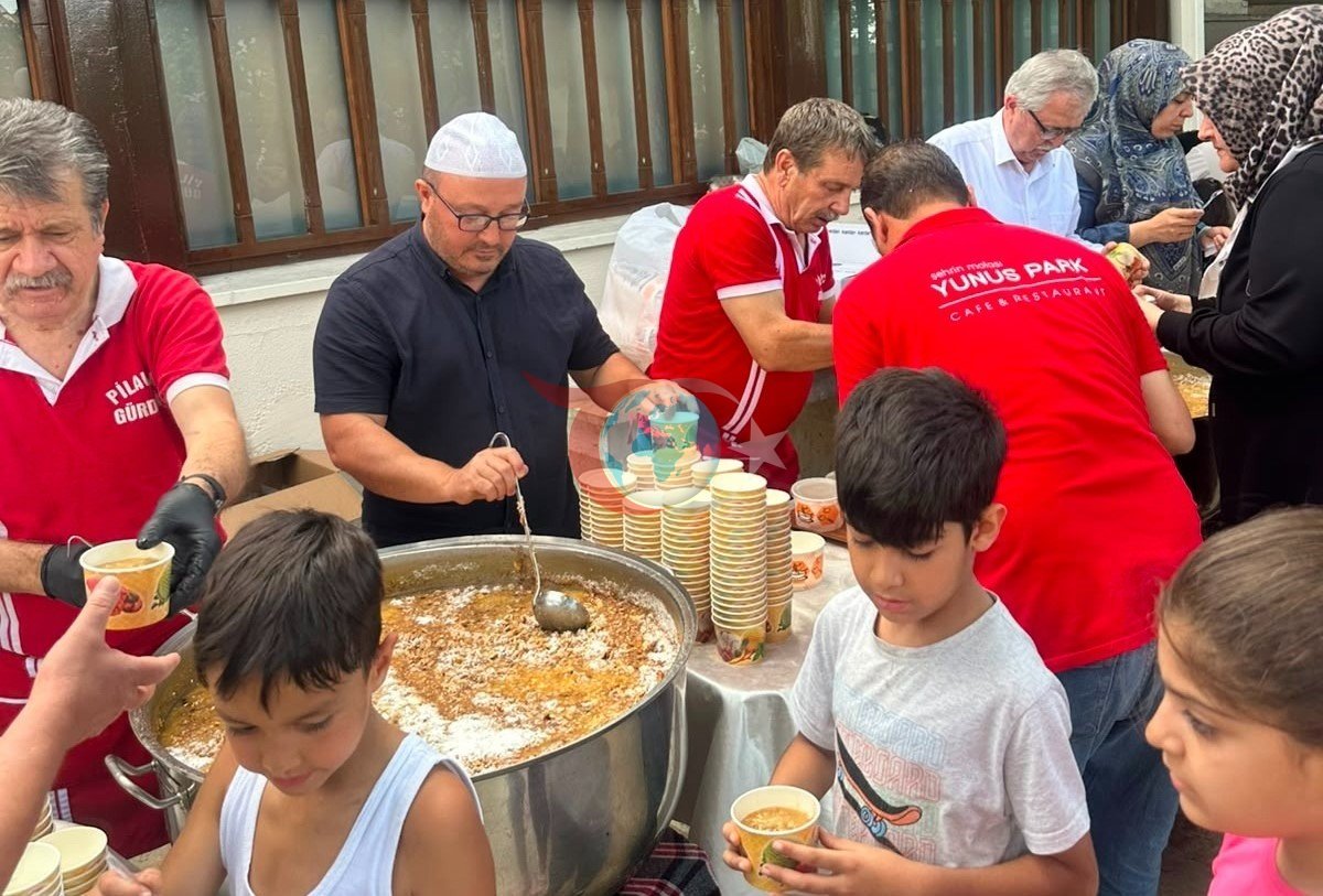 Manisa'da Asırlık Gelenek Yaşatılıyor: 663 Yıllık Haki Baba Veli Camii'nde Aşure ve Anma Programı