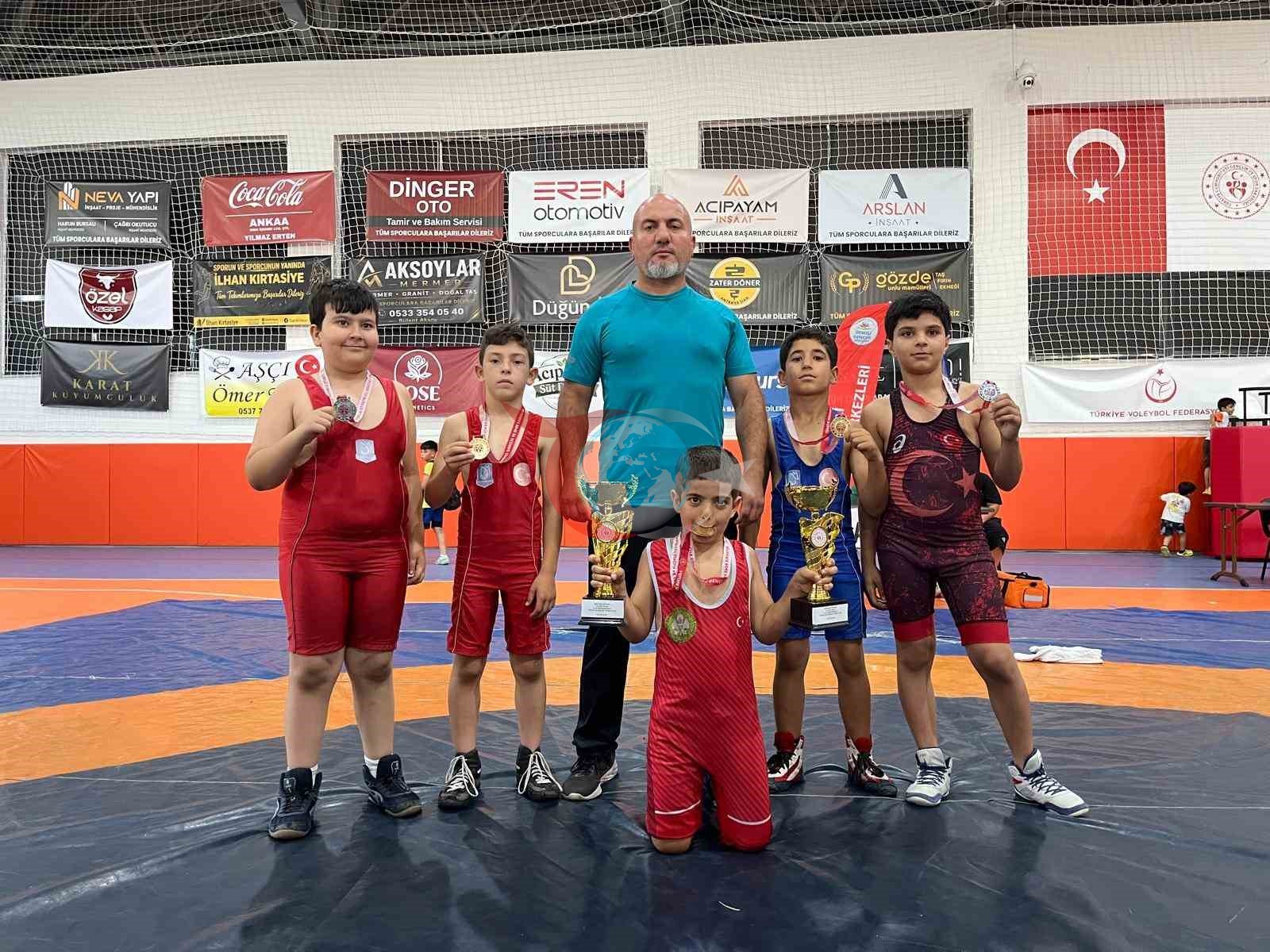 Yunusemre'nin Minik Pehlivanları Denizli'de Destan Yazdı: Madalyalarla Döndüler