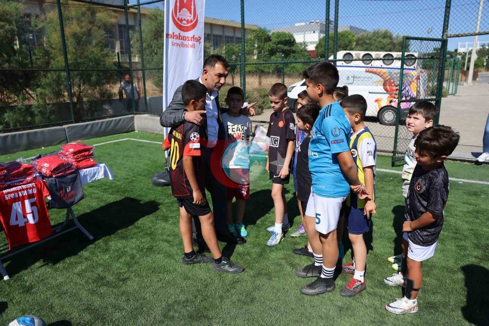 Gələcəyin Futbolçuları Şehzadeler'de Meydançaya Çıxar: Yay Futbol Məktəbi Başladı