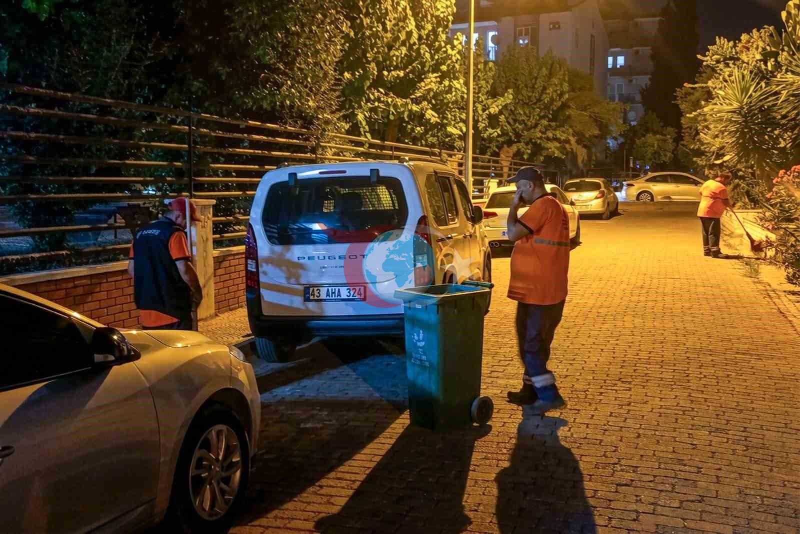 Efeler'de Gece Mesaisi: Temizlik Ekipleri İlçe Genelinde Hijyen Seferberliği Başlattı
