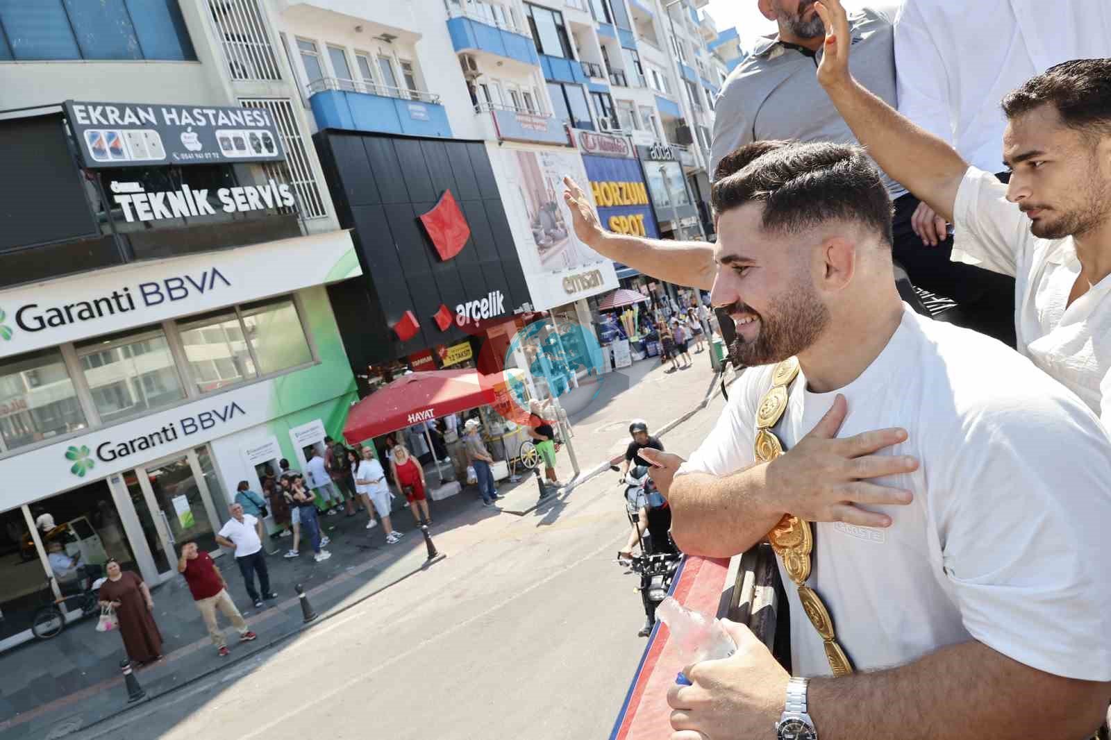 Antalya'da Altın Kemer Coşkusu: Kırkpınar Başpehlivanı Erkan Taş Muhteşem Kortejle Karşılandı