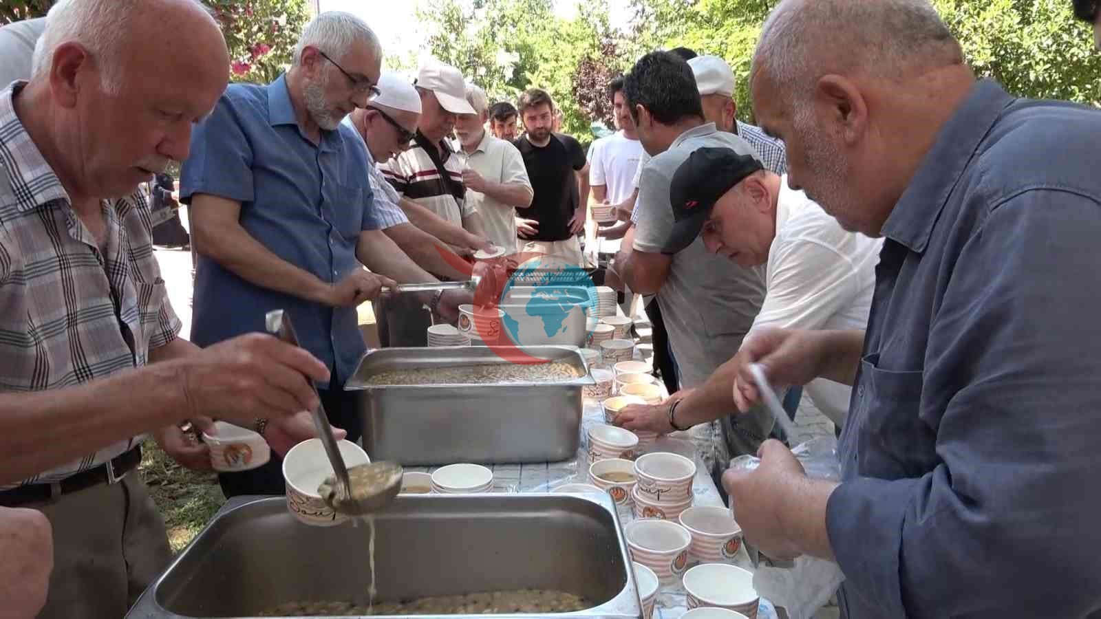 Bursa'da Aşure Bereketi: Kiremitçi Sinanbey Camii'nde 1500 Kişilik İkram