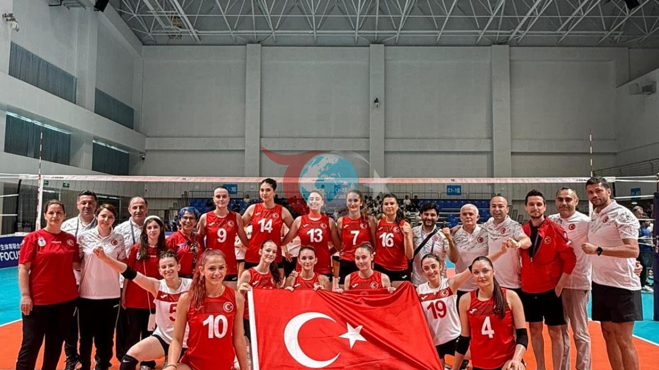 Çin'de Çifte Kürsü: Bakan Bak'tan Dünya Derecesi Alan Genç Voleybolculara Tebrik