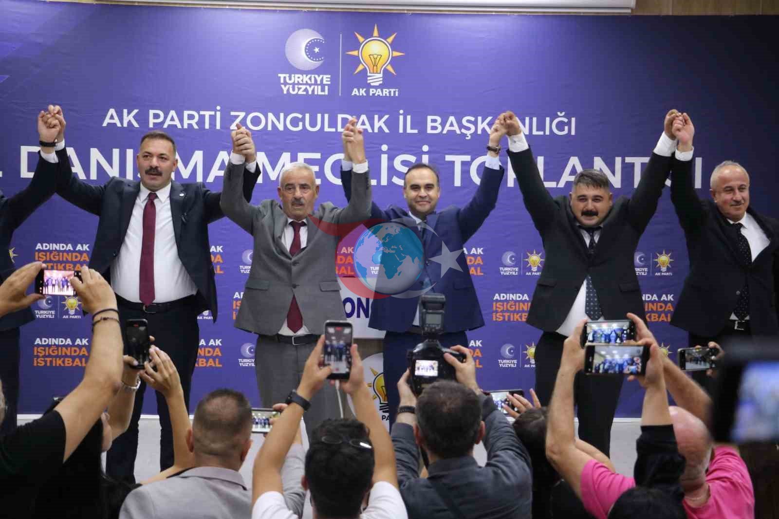 CHP'den İstifa Eden İki Meclis Üyesi AK Parti'ye Katıldı: Rozetlerini Bakan Kacır Taktı