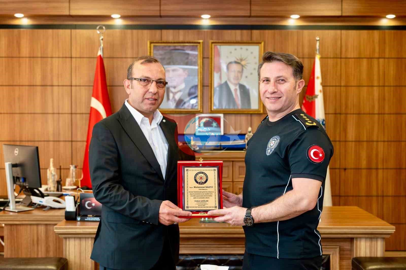 Bilecik'te Yılların Emeğine Anlamlı Veda: Emekli Polis Memuru Muhammet Saatci'ye Plaket Takdim Edildi
