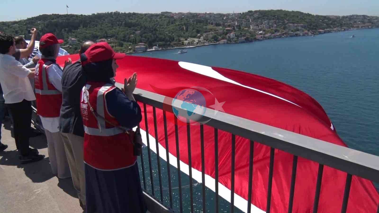 15 Temmuz'un 10. Yılında Boğaz'da Gurur Tablosu: Şehitler Köprüsü'ne Dev Türk Bayrağı Asıldı