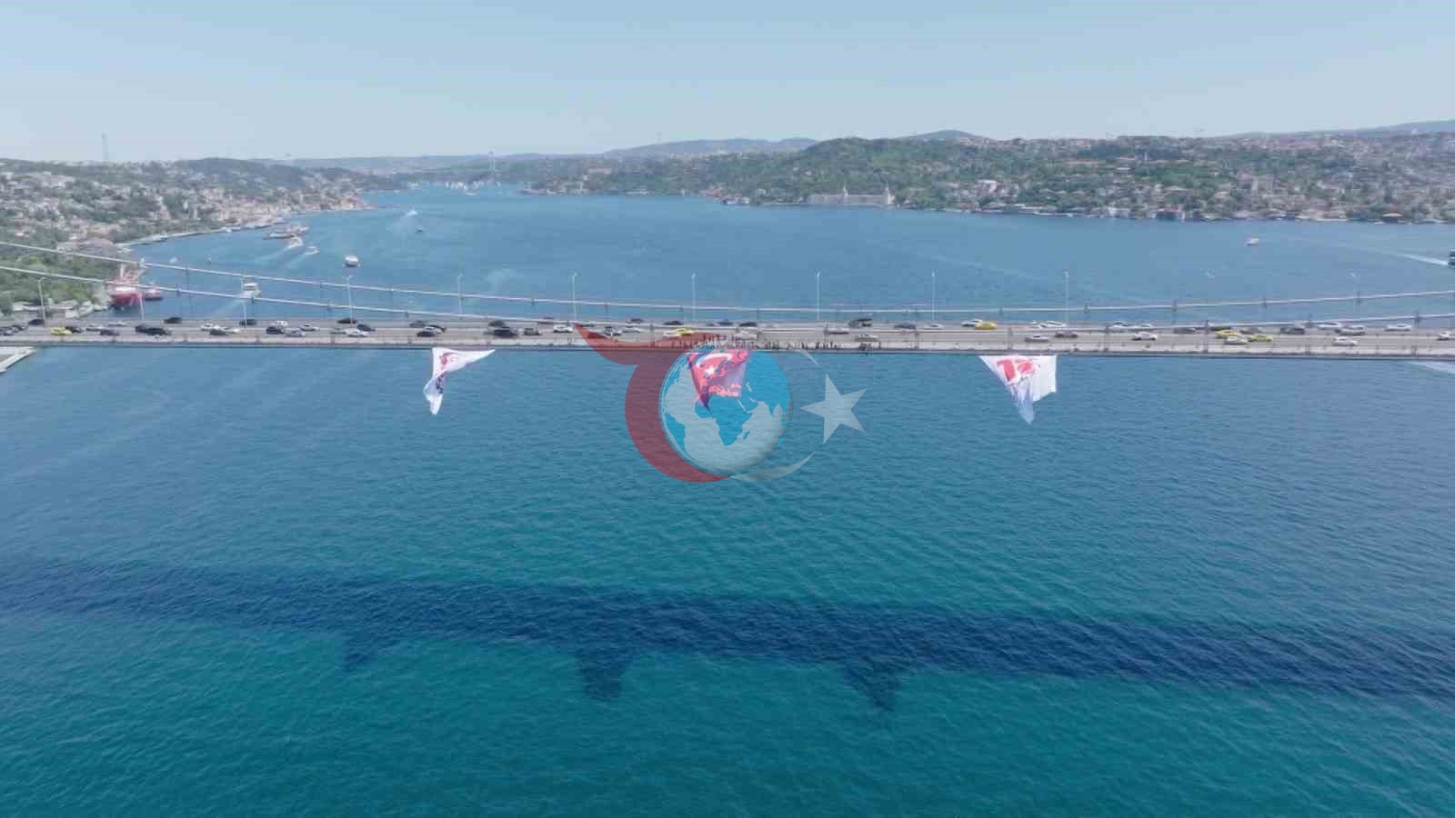 15 Temmuz’un 10. Yılında Şehitler Köprüsü’ne Dev Türk Bayrağı Asıldı: O Görkemli Anlar Havadan Görüntülendi
