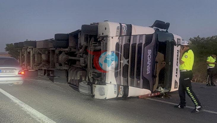 Kırıkkale-Samsun Kara Yolunda Feci Kaza: Hurda Yüklü Tır Karşı Şeride Geçerek Devrildi!