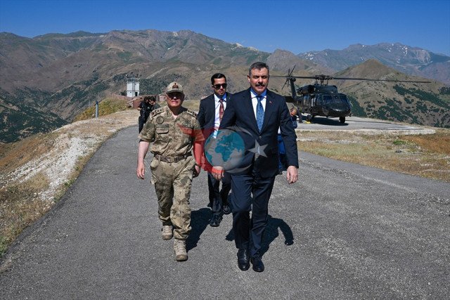 Ichki ishlar vaziri Mustafo Çiftchi Hakkaridagi baza hududiga tashrif buyurdi - Rasm-ma'lumotlar: Kenglik ma'lumotlari: 