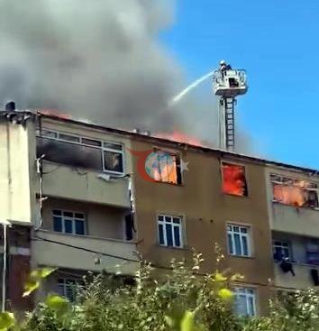 Avcılar'da Çatıda Başlayan Onarım Yangına Döndü: Alevler Daireleri Küle Çevirdi