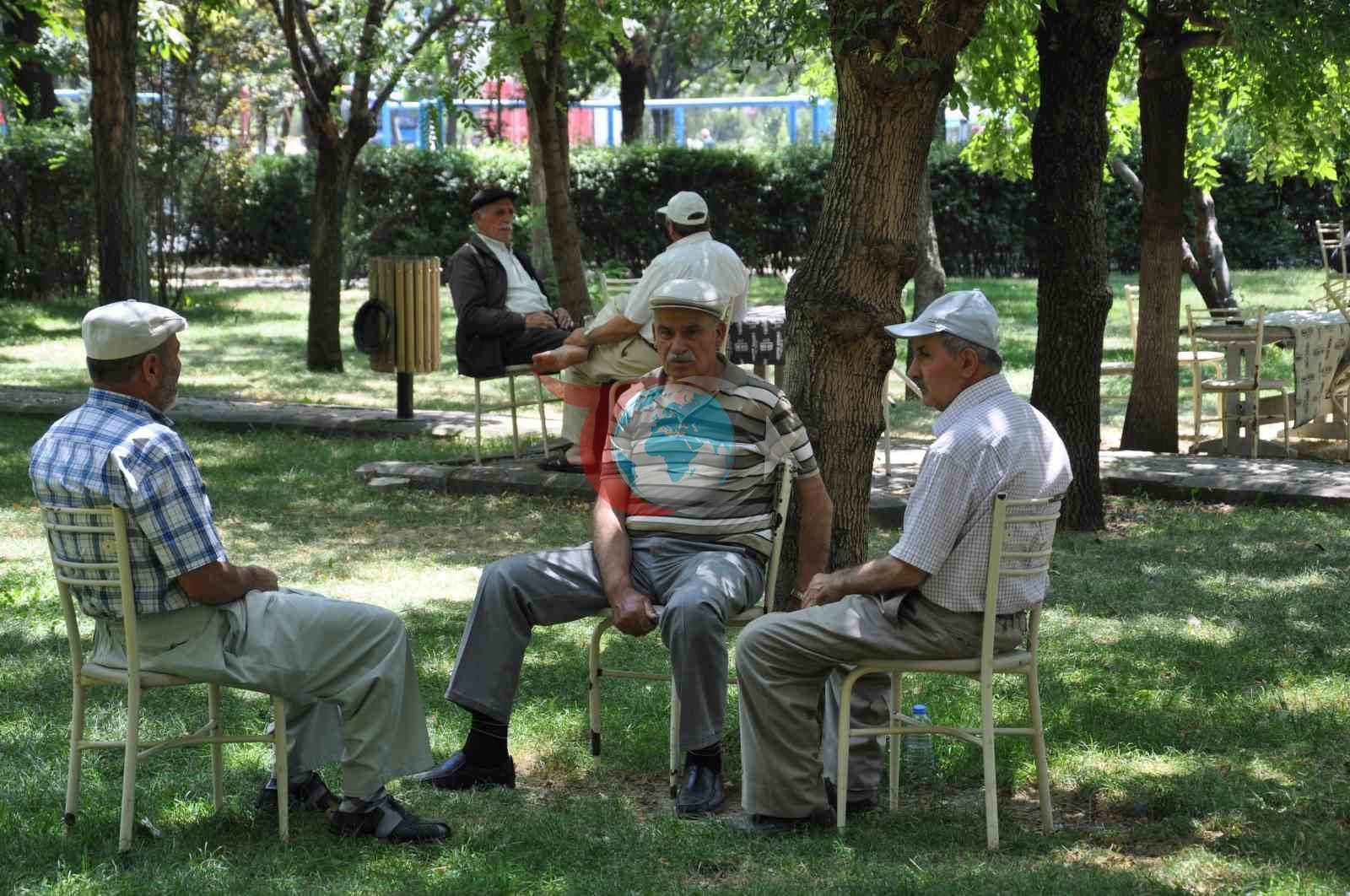 Sıcak Hava Alarmı: Susuzluk Hissetmeseniz Bile Günde En Az 2,5 Litre Sıvı Tüketin!