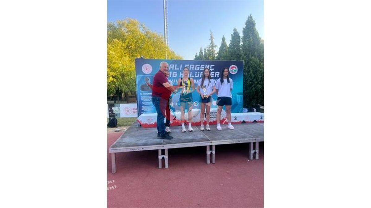 Bandırmalı Genç Atlet Yağmur Güner Yüksek Atlamada Dünya Zirvesine Yerleşti