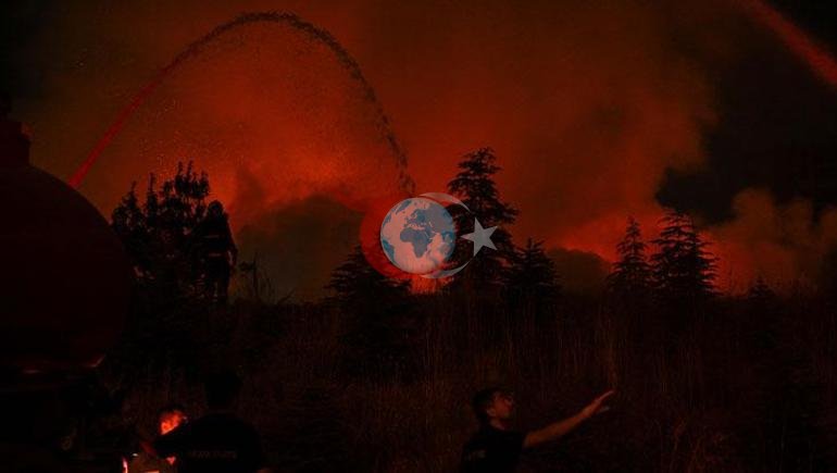 Ankarada korkutan yangın boş arazide yanan paletlere itfaiye müdahale ediyor