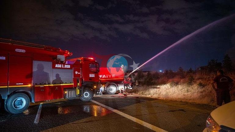 Ankarada korkutan yangın boş arazide yanan paletlere itfaiye müdahale ediyor