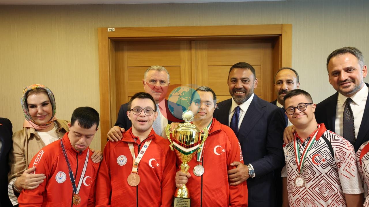 Bakan Osman Aşkın Bak Tarihi Başarıya İmza Atan Özel Sporcuları Kabul Etti