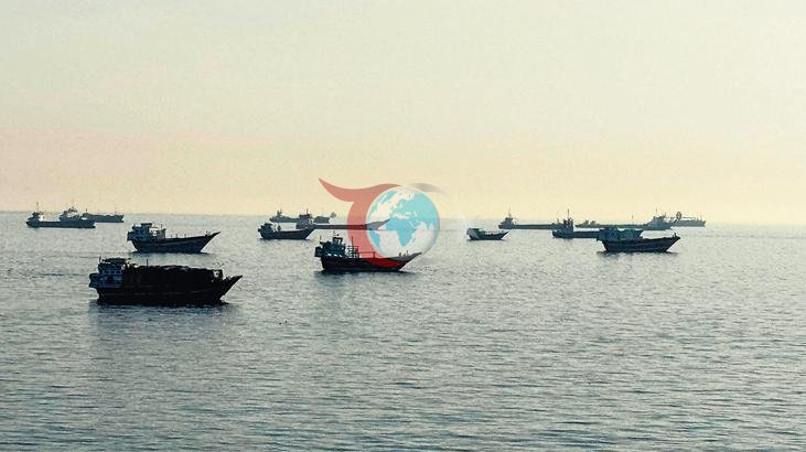 Hürmüz Boğazı'nda Sıcak Çatışma: İran Füzeleri BAE Tankerlerini Vurdu! 1 Ölü, 8 Yaralı