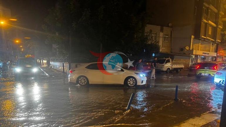 Balıkesirde aniden bastıran fırtına hayatı felç etti Sokakları su bastı, ağaçlar devrildi