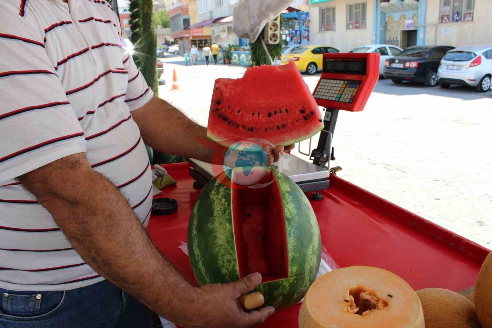 Erzincan’da Sıcaklık Rekorları Karpuz Satışlarını Patlattı: "Adeta Doğal Bir Serum"