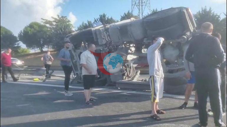 Son xəbərlər... Büyükçekmece'de beton tankeri aşdı. Yol trafikə bağlandı