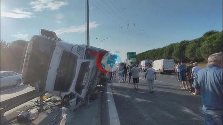 Son xəbərlər... Büyükçekmecedə beton tankeri aşıb. Yol nəqliyyata bağlanıb