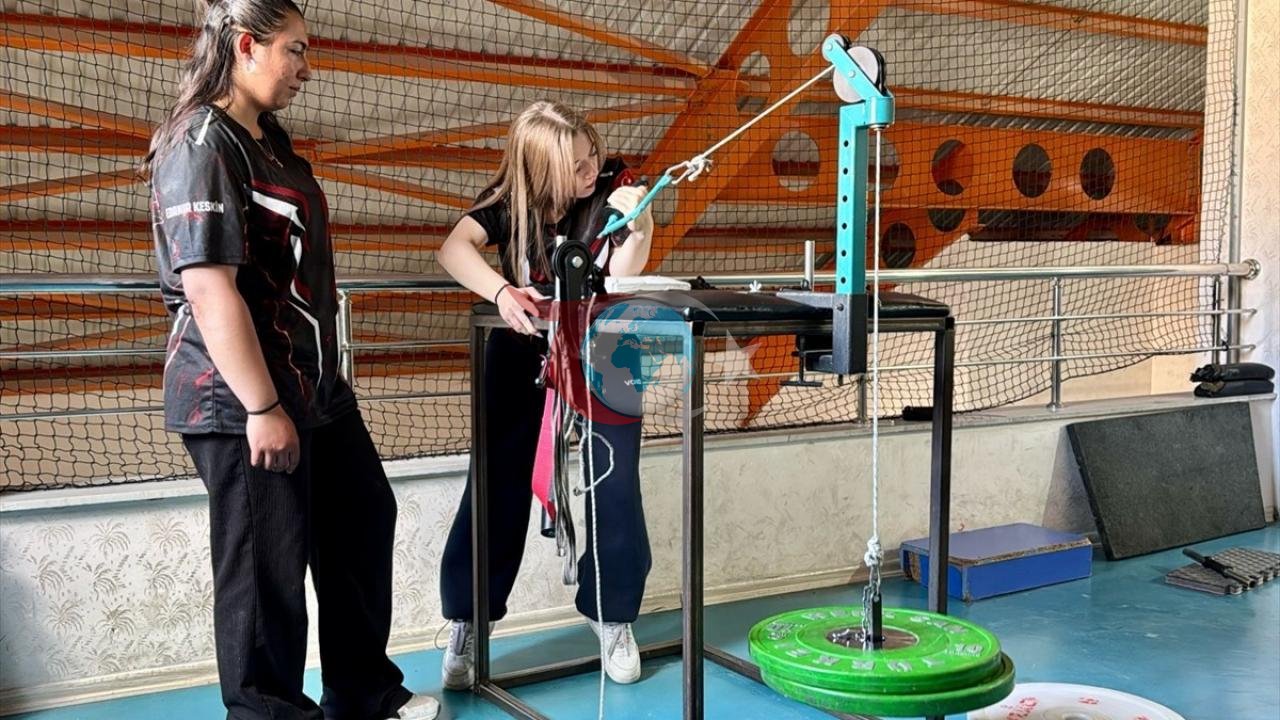 Beden Eğitimi Öğretmeninin Keşfettiği Gülneva Yalçın, Bilek Güreşinde Dünya Zirvesine Göz Dikti