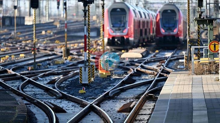 Almanya'da Tren Dehşeti: Bilet Kontrolü Yapan Güvenlik Görevlisi 120 Km Hızla Giden Trenden Düştü