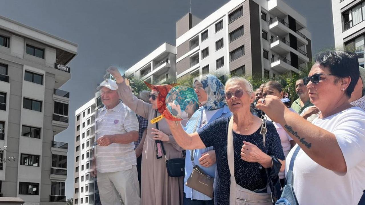 İzmir Örnekköy Kentsel Dönüşümünde Teslimat Krizi: Hak Sahiplerinden Anahtarlı Protesto