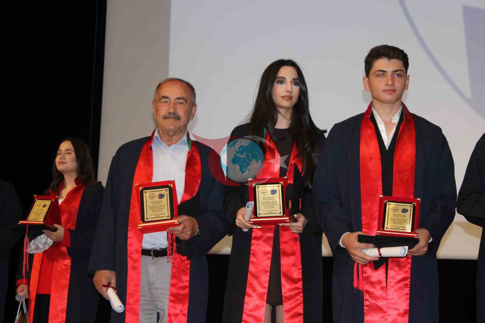 79 Yaşında Hukuk Fakültesini Bitirdi: Emekli Öğretmen Hasan Ayvacı Azmiyle İlham Veriyor