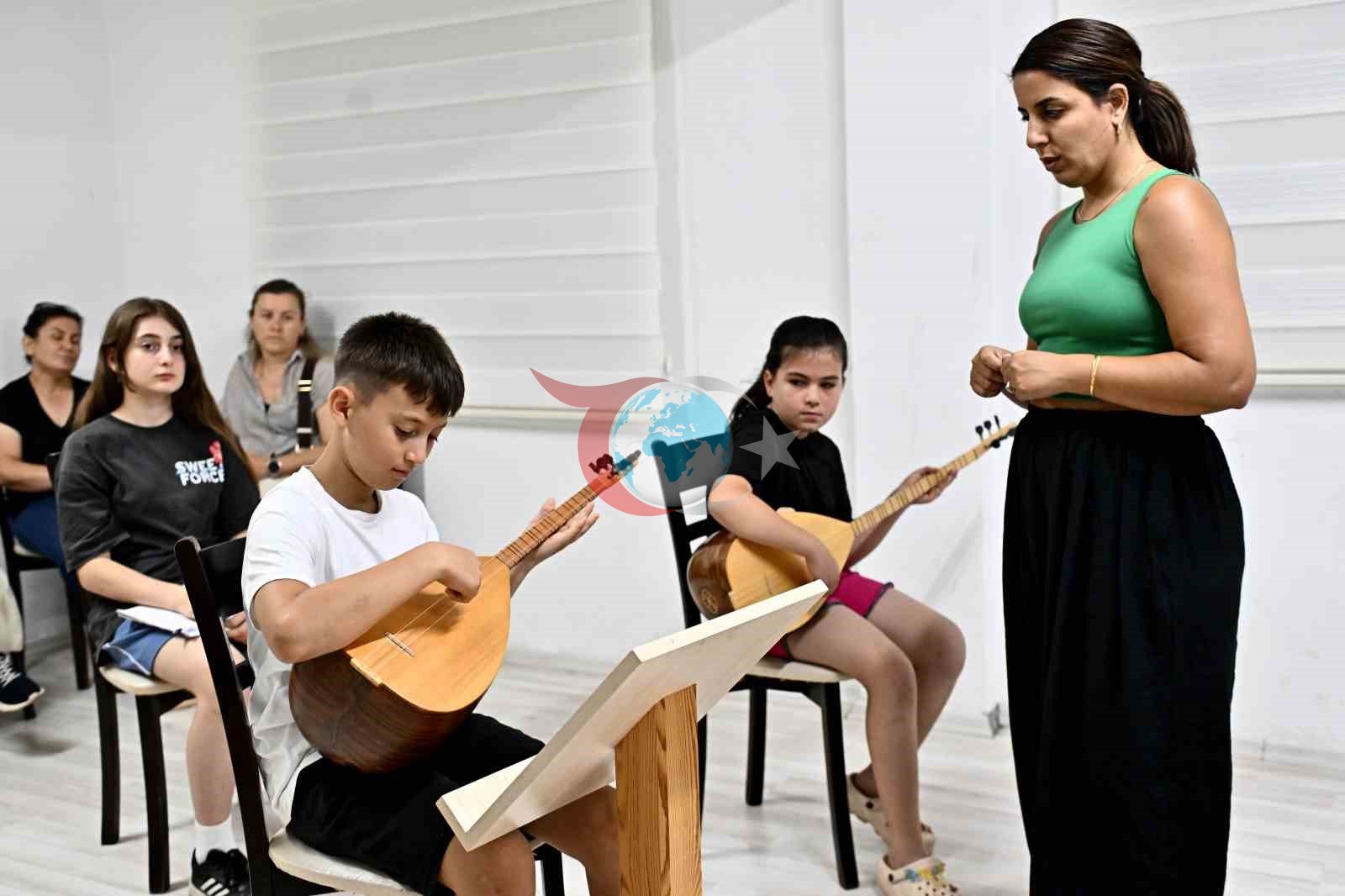 Muratpaşa'da Yaz Dönemi Sanatla Taçlanıyor: Değirmenönü'nde Bağlama Sesleri